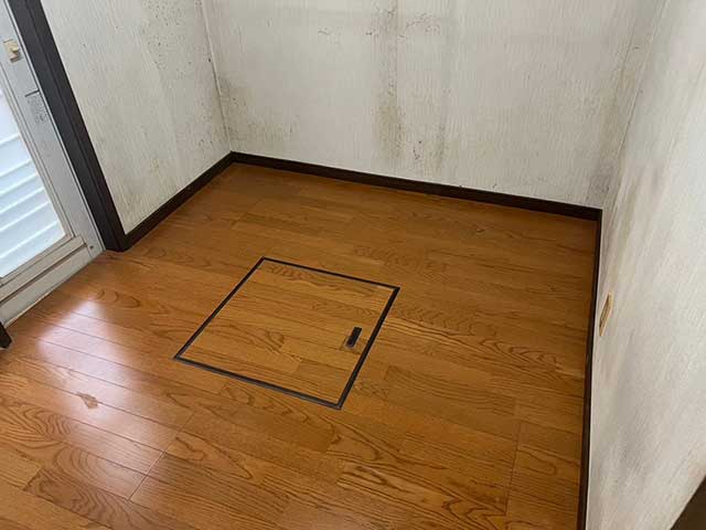 新しい床材の張り込み