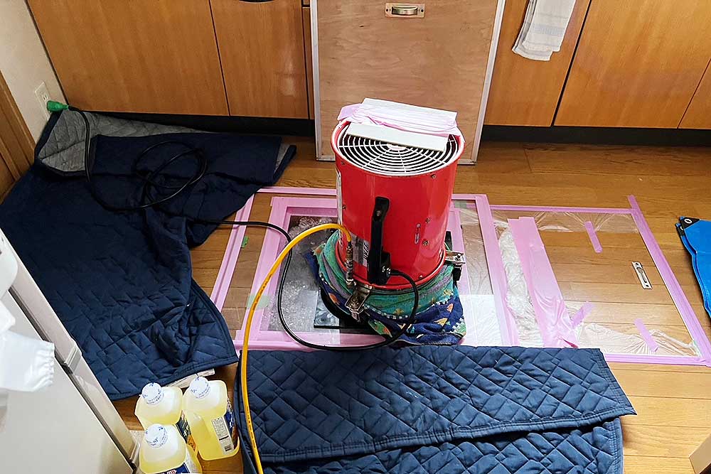 施工中の床下発泡消毒