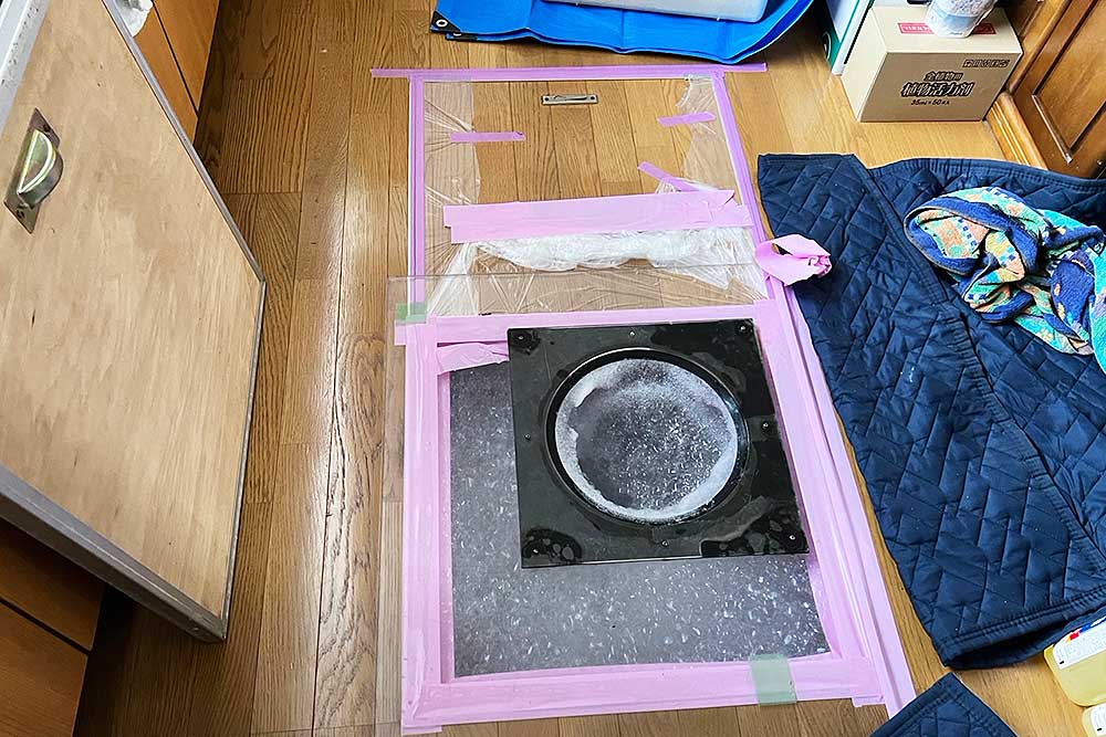 施工中の床下発泡消毒