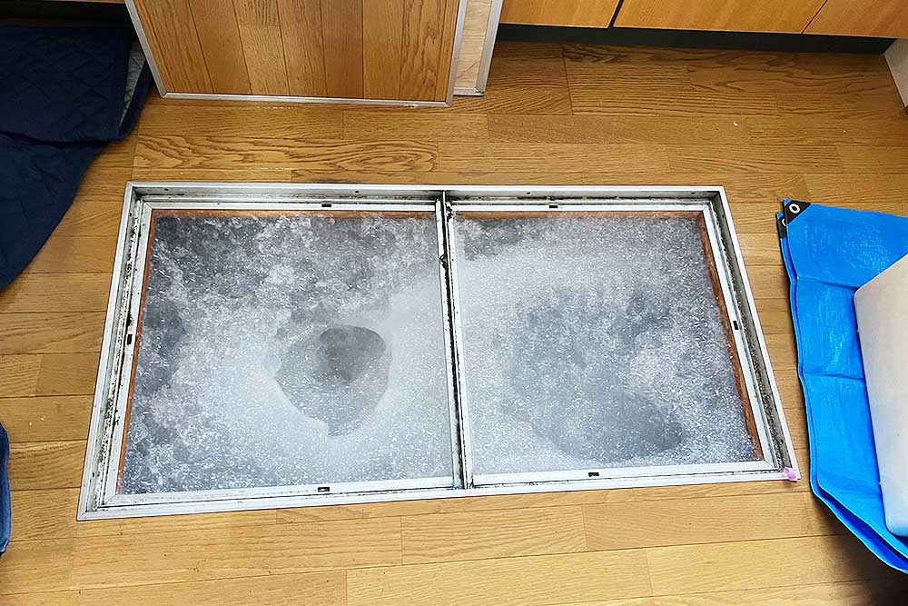 施工中の床下発泡消毒