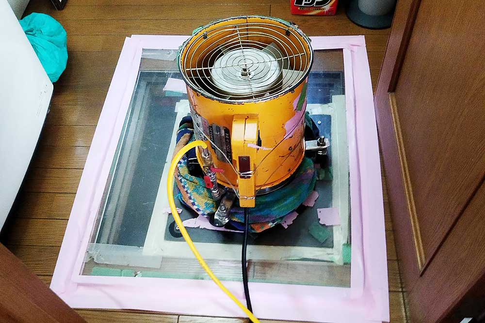 施工中の床下発泡消毒