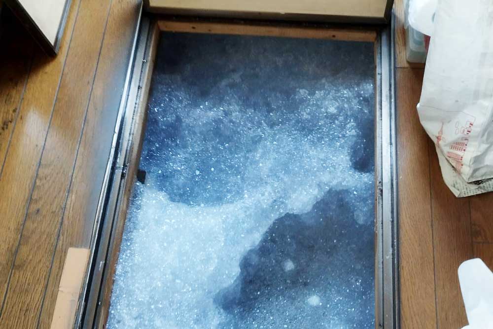 施工中の床下発泡消毒