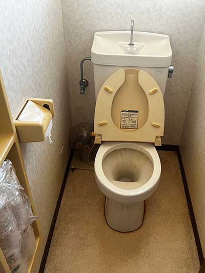交換前のトイレ
