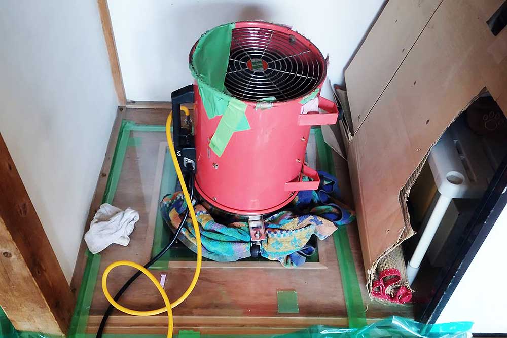 施工中の床下発泡消毒