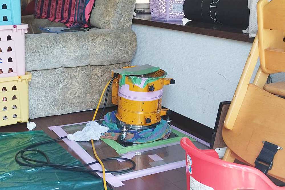 施工中の床下発泡消毒