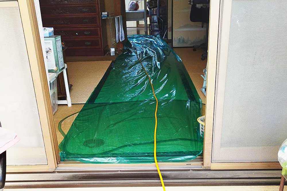 施工中の床下発泡消毒