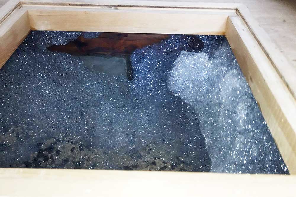 施工中の床下発泡消毒