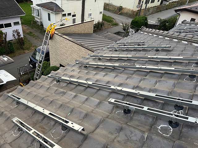 瓦屋根に架台設置