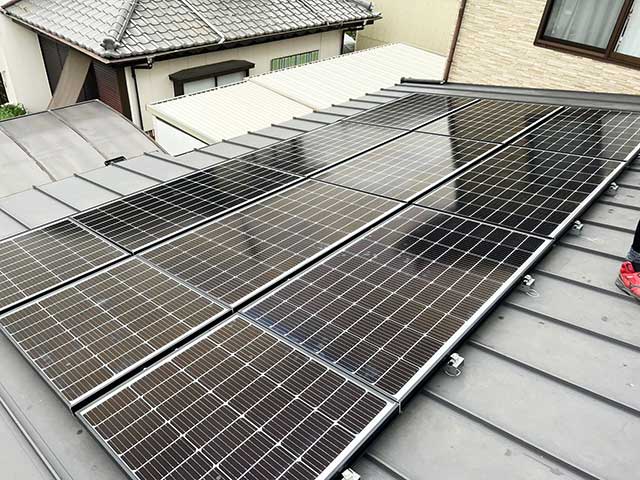 ガルバリウム屋根に太陽光パネル設置
