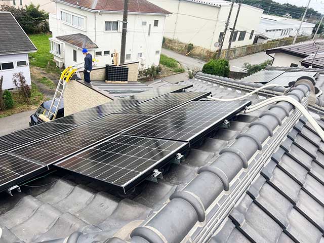 瓦屋根に太陽光パネル設置