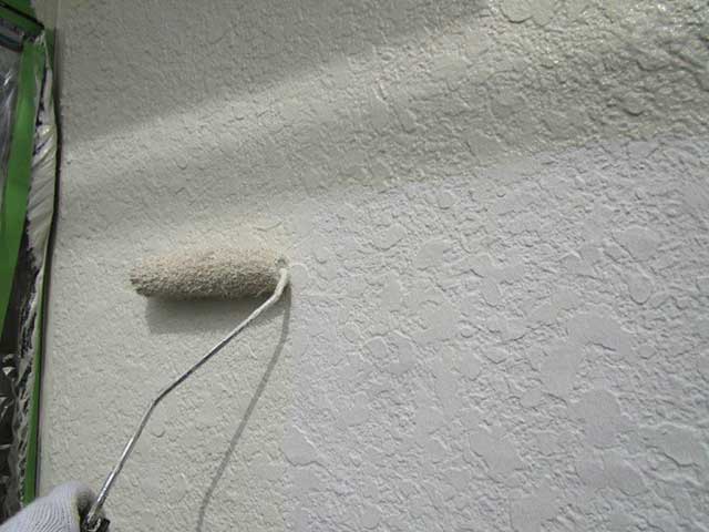 中塗りを塗装している外壁