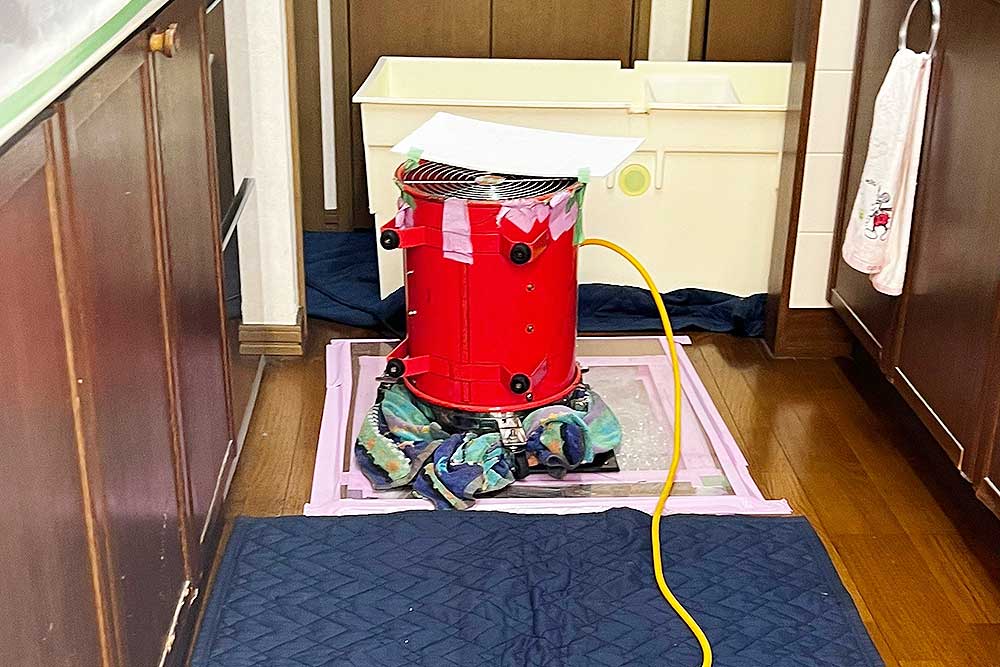 施工中の床下発泡消毒