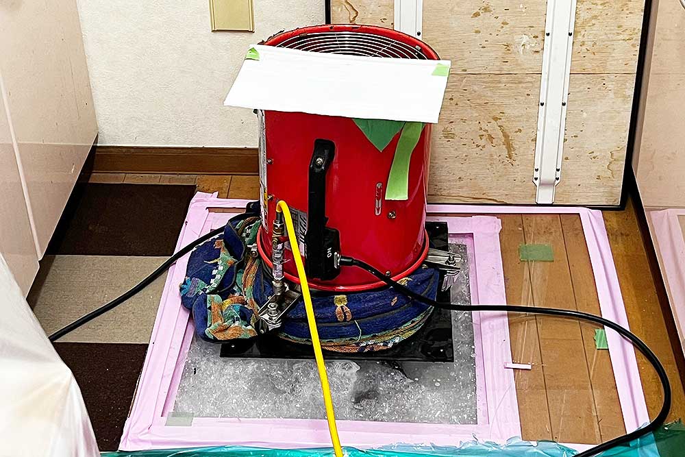 施工中の床下発泡消毒
