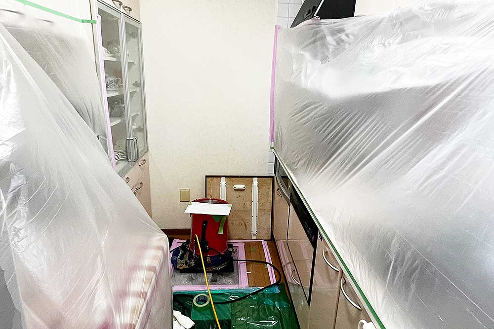 施工中の床下発泡消毒