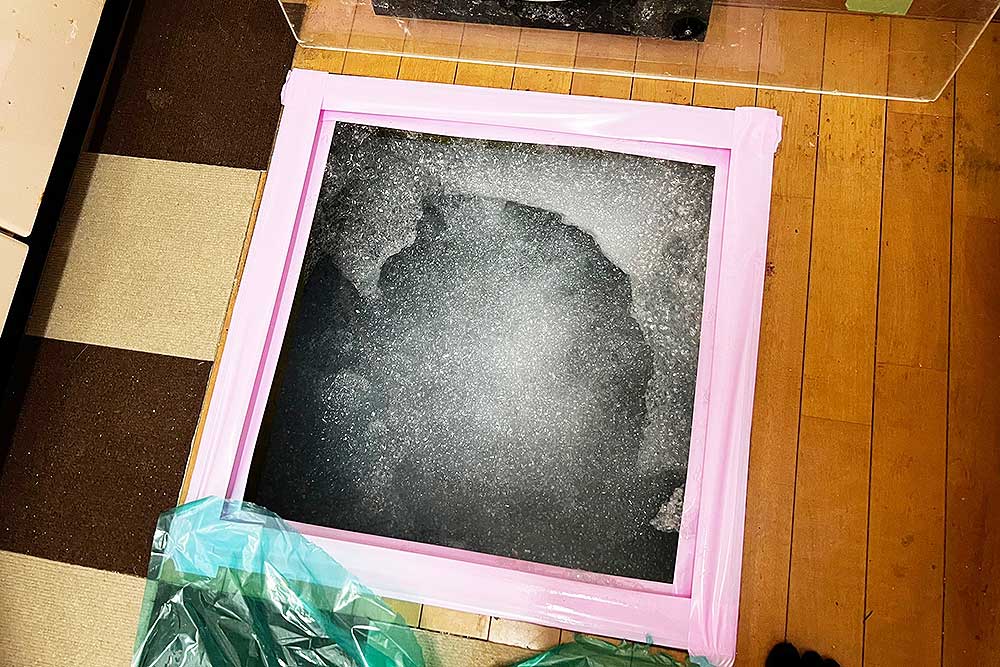 施工中の床下発泡消毒
