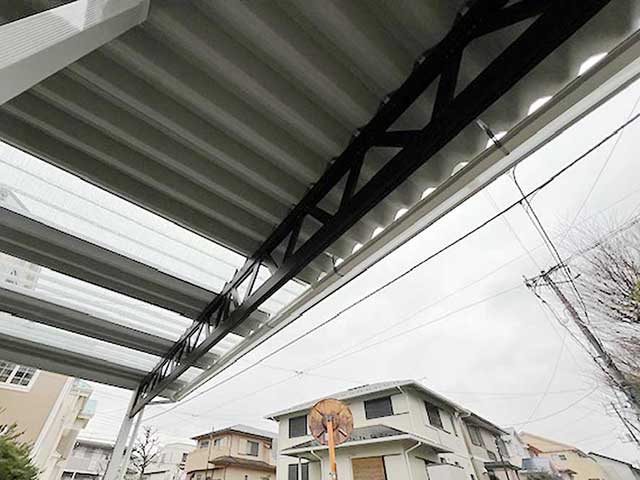 雨樋や化粧カバーを取り付け