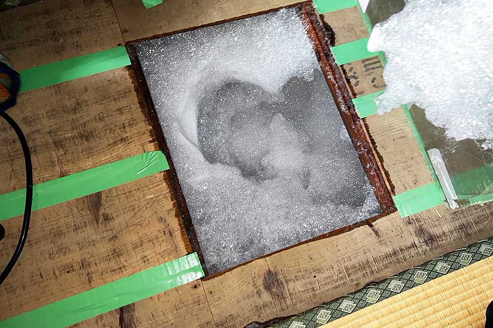 施工中の床下発泡消毒