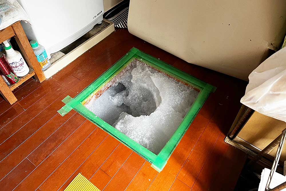 施工中の床下発泡消毒