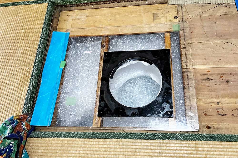 施工中の床下発泡消毒