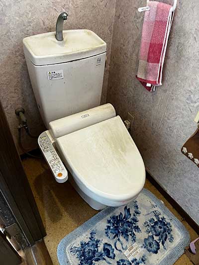 交換前のトイレ