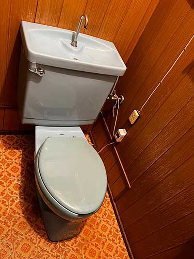 交換前のトイレ