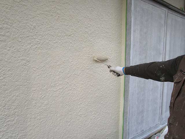 中塗りを塗装している外壁