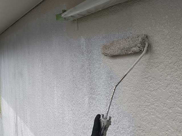 中塗りを塗装している外壁