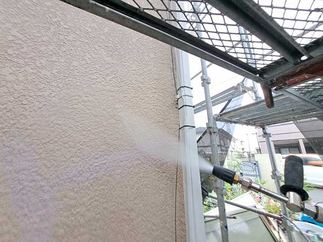 高圧洗浄を施工中の屋根