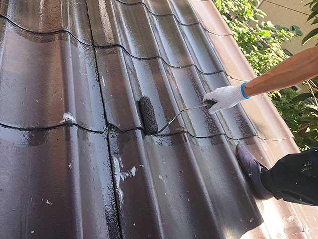 中塗りを塗装している下屋根