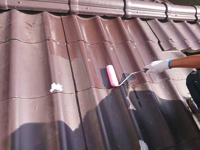 下塗りを塗装している下屋根