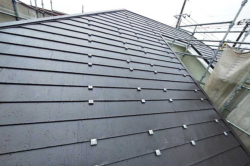 架台金具「D-SWAT」を屋根全体に取付
