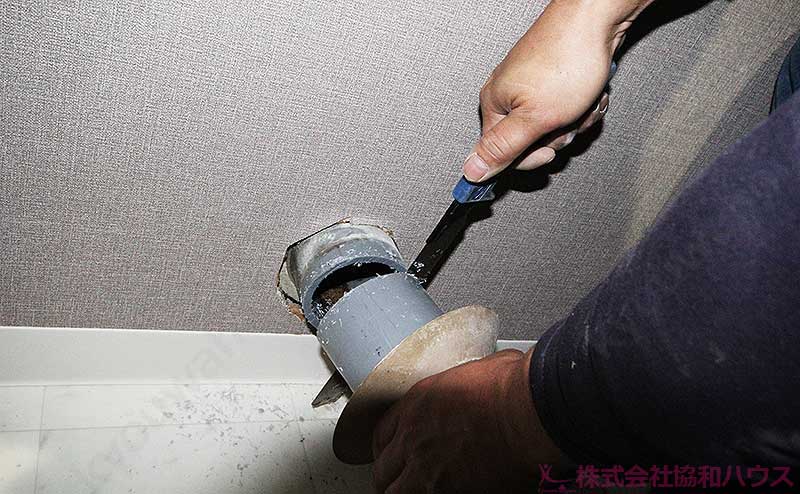 壁の排水管はアキレスジョイントを接続するため採寸してカット
