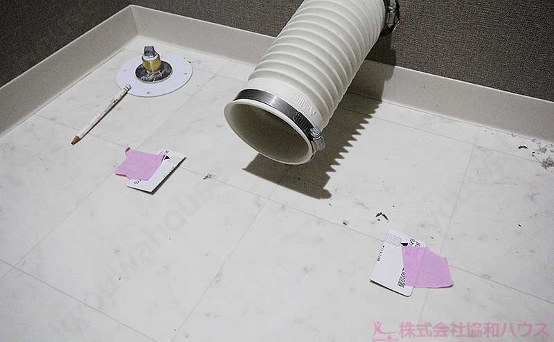型紙の両端は固定したまま置いておく