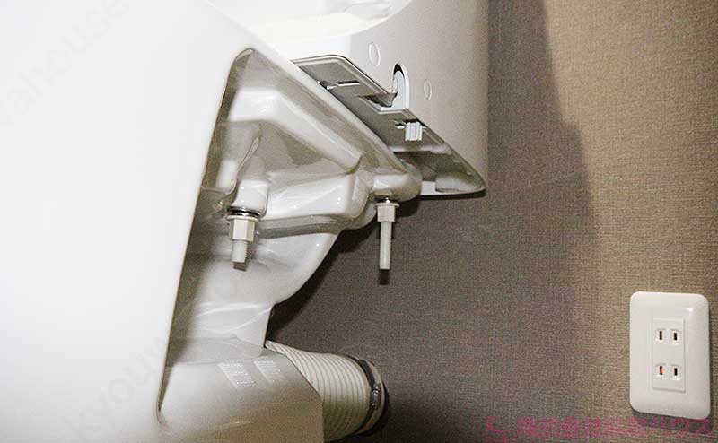 タンクと便器をナットで固定