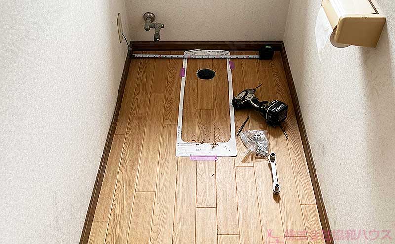 型紙を設置個所において仮止め
