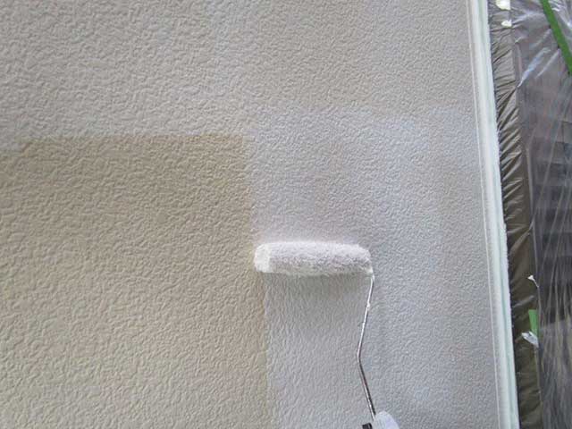 下塗りを塗装している外壁