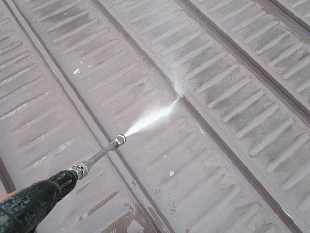 高圧洗浄を施工中の屋根