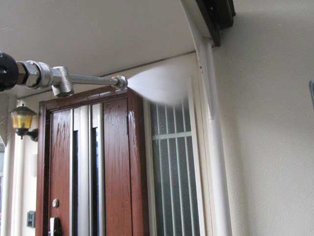 高圧洗浄を施工中の屋根