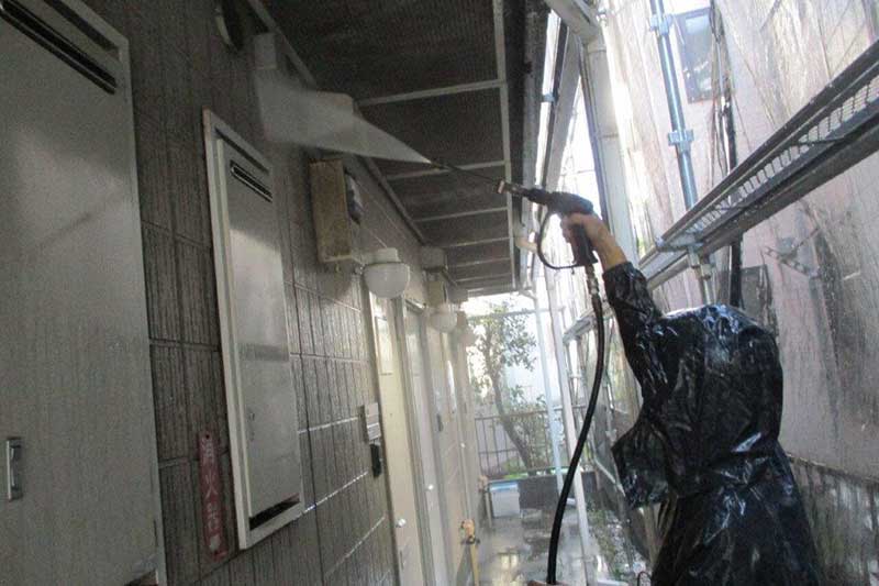 高圧洗浄を施工中の外壁
