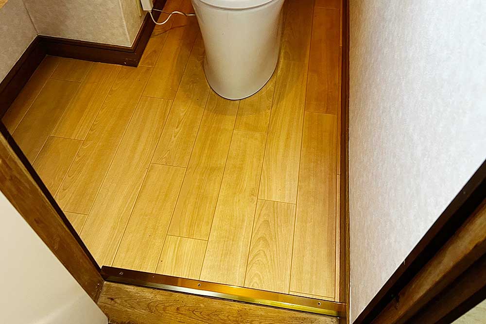 交換後のトイレ床