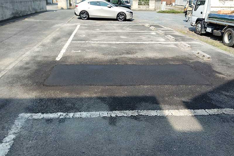 施工後の井戸と引込柱を撤去してアスファルト舗装工事をした駐車場