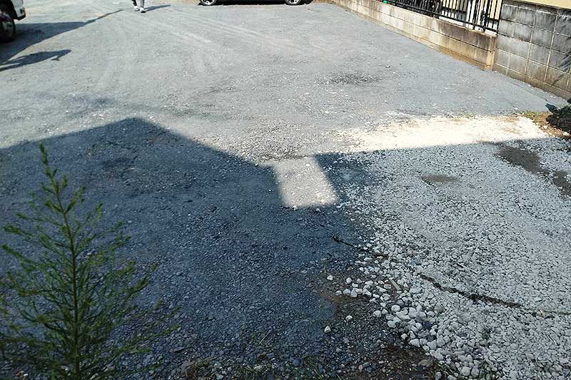 施工後の砂利を敷設して転圧した駐車場