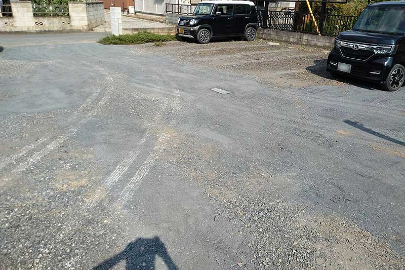 施工後の砂利を敷設して転圧した駐車場
