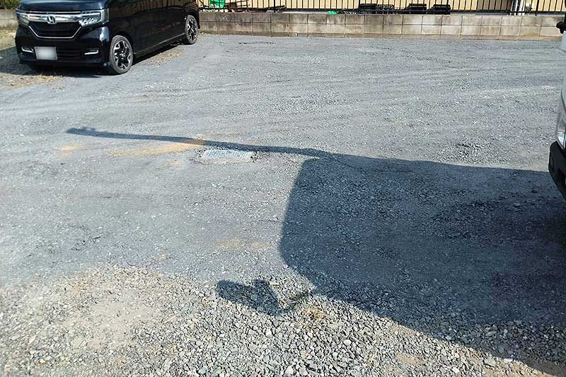 施工後の砂利を敷設して転圧した駐車場