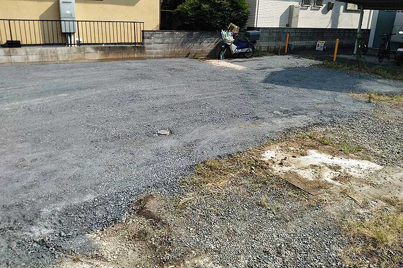 施工後の砂利を敷設して転圧した駐車場