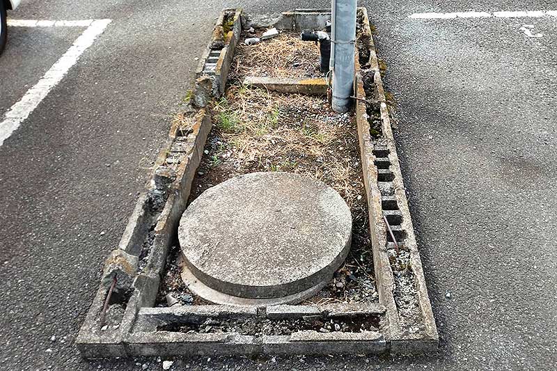 施工前の駐車場内の井戸と引込柱