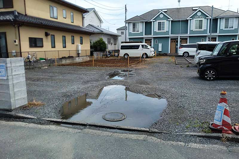 施工前の駐車場の凹凸部分にできた水たまり