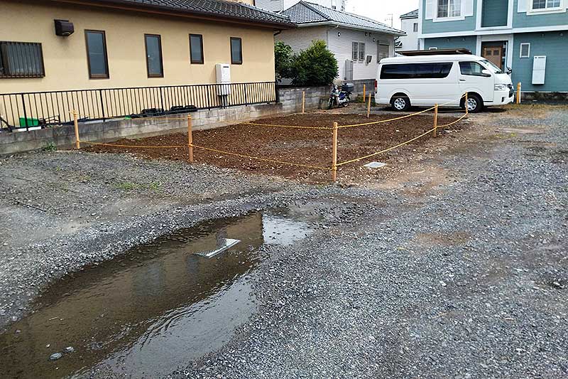 施工前の駐車場の凹凸部分にできた水たまり