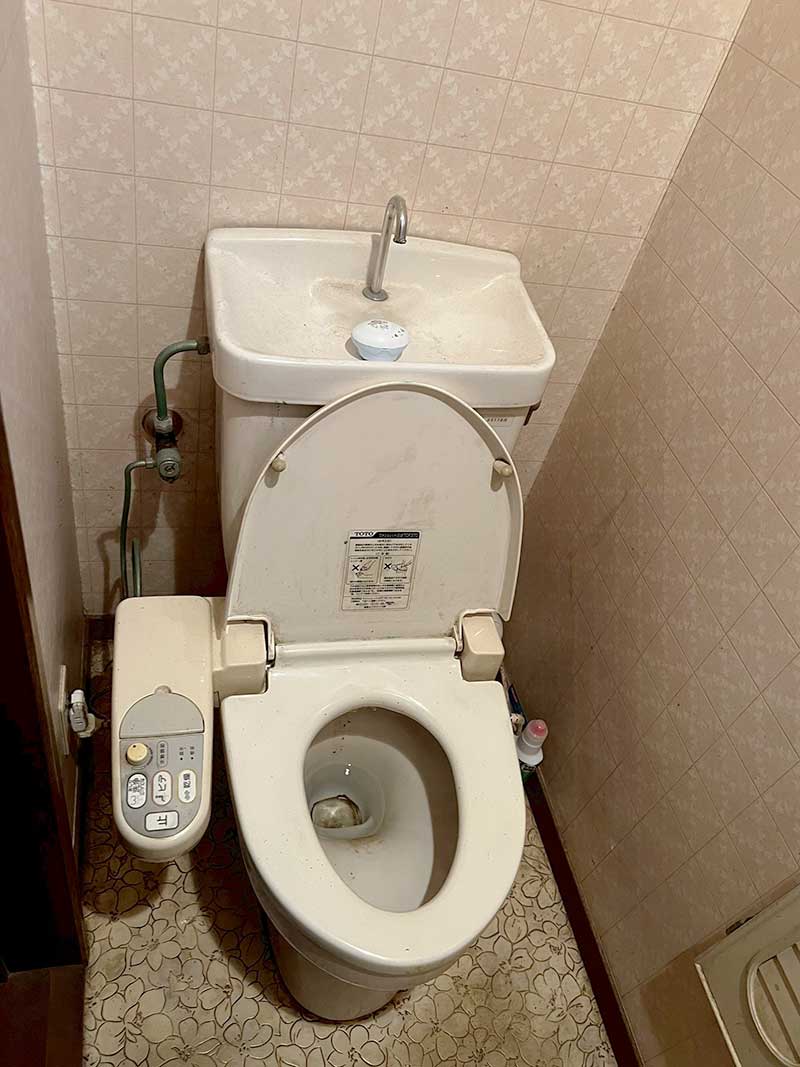 交換前のトイレ