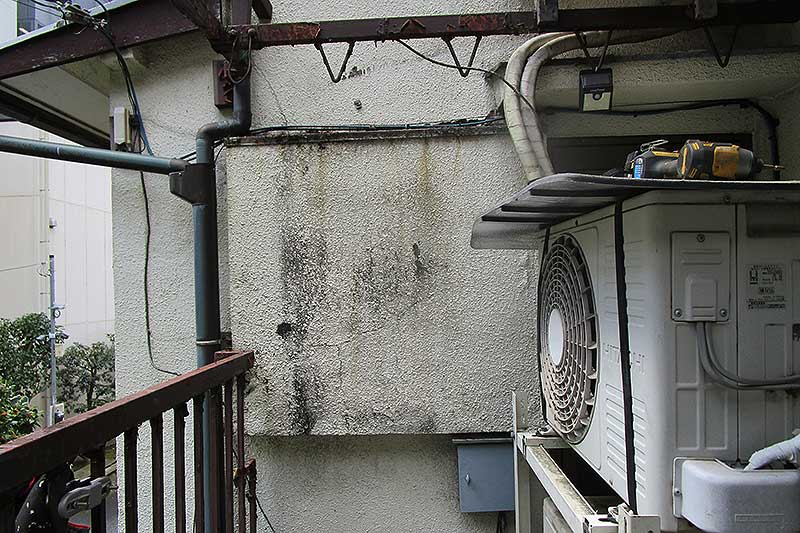 施工前のベランダ横部分の外壁